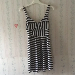  - Randig klänning från Monki, oanvänd. Frakt tillkommer. 