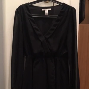  - Skitsnygg svart klänning 