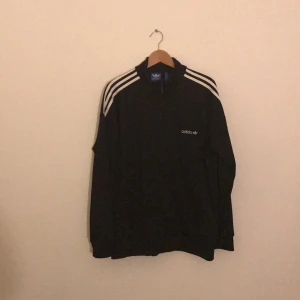  - Adidas munkjacka, använd ett fåtal gånger så den är i princip som helt ny!
