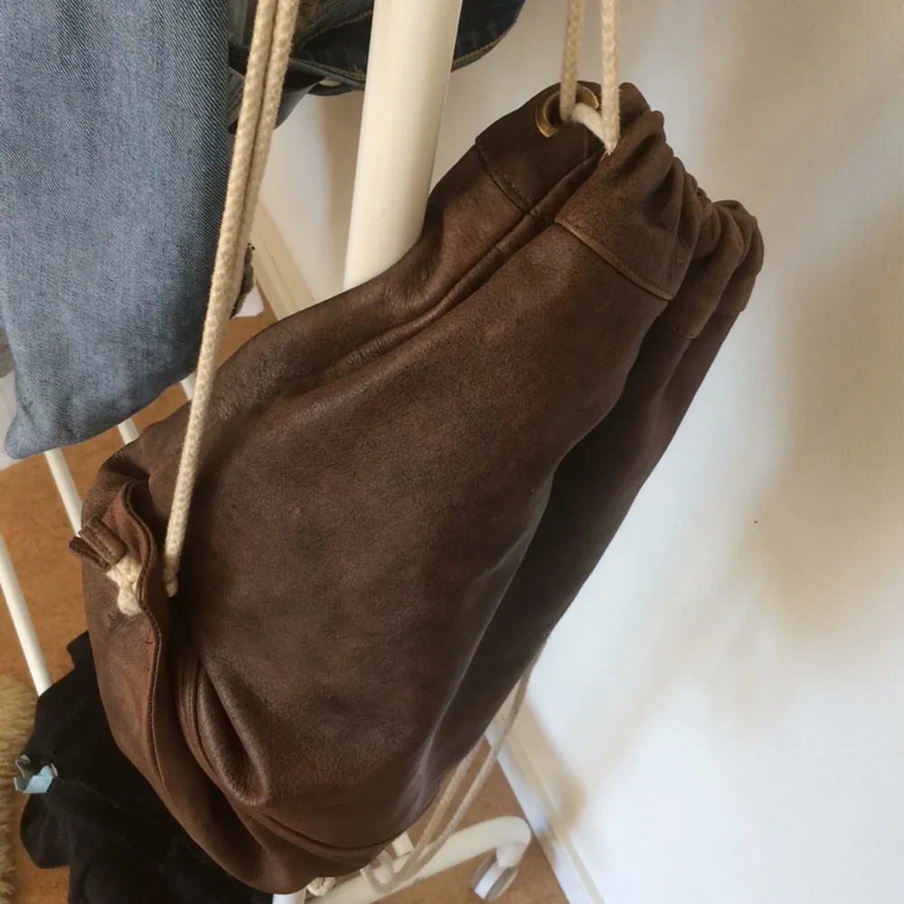 Gympapåse i brunt läder, inga tecken på användning. Väskor.