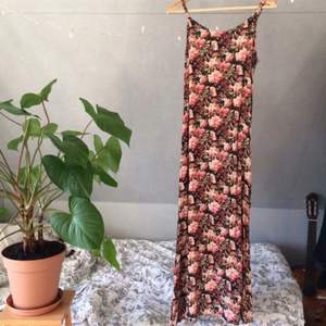 Vacker lång vintageklänning i rak modell av lite transparent tyg med blommor och hallon. Bytte till mig den på en klädbytardag men den visade sig vara för tight för mig 🌺🌿