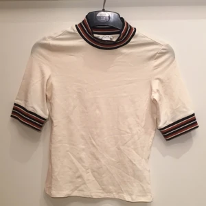  - Retro-inspirerad Monki-tröja med randiga muddar i svart och brunt! Finns i Kärrtorp eller fraktas :)