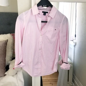 - Skjorta från Tommy Hilfiger, strl  XS men vääldigt för stor för mig! Skulle säga liten M.