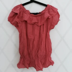  - Klarrosa blus från Lise Sandahl. Nytt skick.
Frakt tillkommer.