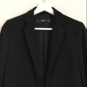  - Svart kavaj från Mango i strl Small.
Använd 1 gång!