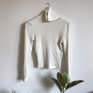  - Polotröja, ribbstickad. Tajt passform :)