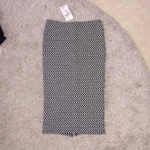  - Något liten i storleken. Jättesnygg kjol som aldrig blivit använd. Köpt på Pull&Bear