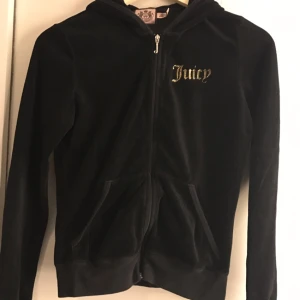  - Tjocktröja frön Juicy Couture. Bra skick men trycket har släppt lite som man ser på bilden. Passar en small/medium!