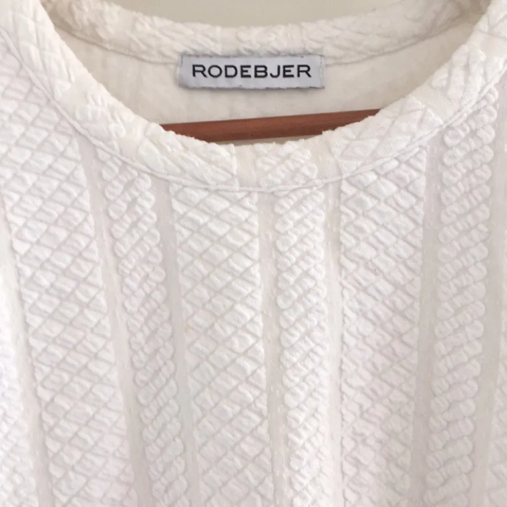 Fin somrig tröja från Rodebjer i skönt material. Använd men i fint skick. . Tröjor & Koftor.