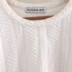 Fin somrig tröja från Rodebjer i skönt material. Använd men i fint skick. 