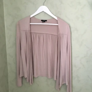  - Kofta i otroligt skönt material. Har små hål vid sömmarna på framsidan men det syns inte vid användning! Frakt tillkommer!