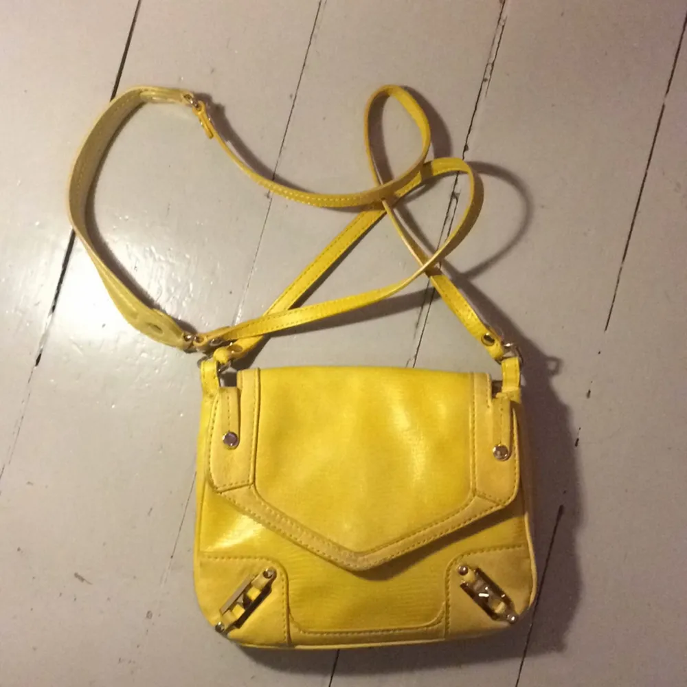 Supertrendig crossbody-bag i skinn från Rebecca Minkoff. Gul med mönstrat foder, nitdetaljer, dustbag medföljer. Köpt i New York. Nypris ca 2000 kr. . Väskor.