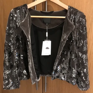  - Jacka från InWear i nyskick, aldrig använd och med tagg kvar (Nypris 1499:-). Perfekt till jul eller nyår. Kan skickas eller hämtas upp i Stockholm. 