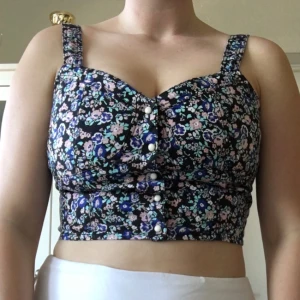 - Super gulligt crop top linne med fina knappar framtill! 