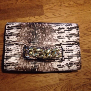  - Ursnygg Clutch från H&M! Prislapp kvar, inte ens provad.