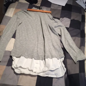  - Hej!

säljer denna fina skjortttöja från Gina Tricot, i gråfärg med skjortan som är vit. Jättesnygg! Hög krage.

Strl S, passar S-M.