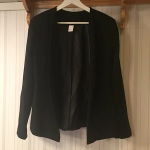  - En kavaj från vila i storlek Medium som har funkat lika bra som Oversize kavaj för mig. Endast använd 2-3 gånger dock. 60kr +frakt