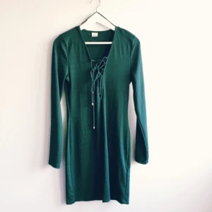  - Fin klänning från ginatricot, skulle uppskatta storleken mer som en M-L då den är ganska tight. Endast använd 2 gånger 🌲🍃