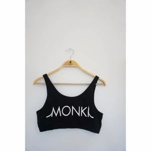  - Snygg crop från monki säljes då den inte kommer till användning! Helt oanvänd och fräsch.   Kan mötas upp i Sthlm eller Uppsala samt posta mot frakt :)