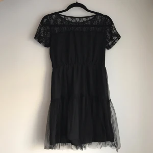  - Spetsklänning från Jeane Blush i storlek S. Aldrig använd. 
