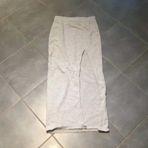  - Ljusgrå maxikjol med slits från Hm. Storlek 36. Oanvänd.