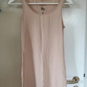  - Skönt långt bommullslinne i puderrosa. Passar perfekt att ha under en lite genomskinlig klänning tex.