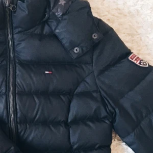  - Jacka från Tommy Hilfiger, 700kr eller så kommer vi överens om ett rimligt pris  