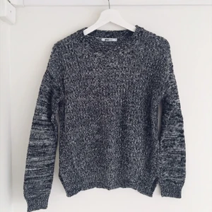  - Vit/svart/grå stickad tröja i fint skick från Gina Tricot