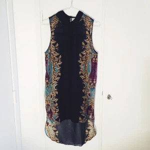  - Supersnygg semi-transparent blus fr H&M. Sparsamt använd. 