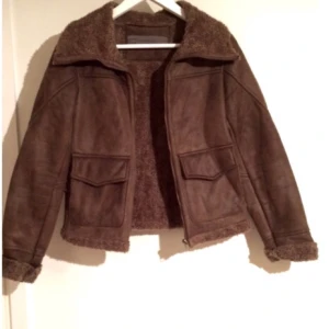  - Skitsnygg mockajacka från Zara i princip oanvänd och perfekt nu till våren! Säljer pga för liten