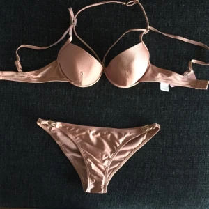  - Bikini med vadd från RIVER ISLAND • !!!Aldrig använd!!! •  Kan postas men köparen står för frakt • Finns i Helsingborg/Klippan • B-kupa • OBS SE SISTA BILDEN FÖR FÄRG