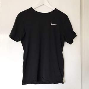 Svart tshirt från Nike! 🌻🌻 Den har knappt blivit använd så den är i väldigt fint skick och helt rökfri 🌸