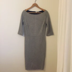  - Den perfekta jobbklänningen i fiskbensmönster från Mango. Dold dragkedja bak. Svart foder/underklänning i. Båthals med fin effekt.  


Möts upp i Uppsala eller skickar med postens förfrankerade kuvert mot fraktkostnaden. Kan vara lite seg på att svara - don't be offended. ✌️