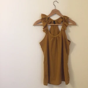  - Senapsgul topp/linne med volang  från Vero Moda. 


Möts upp i Uppsala eller skickar med postens förfrankerade kuvert mot fraktkostnaden. Kan vara lite seg på att svara - don't be offended. ✌️