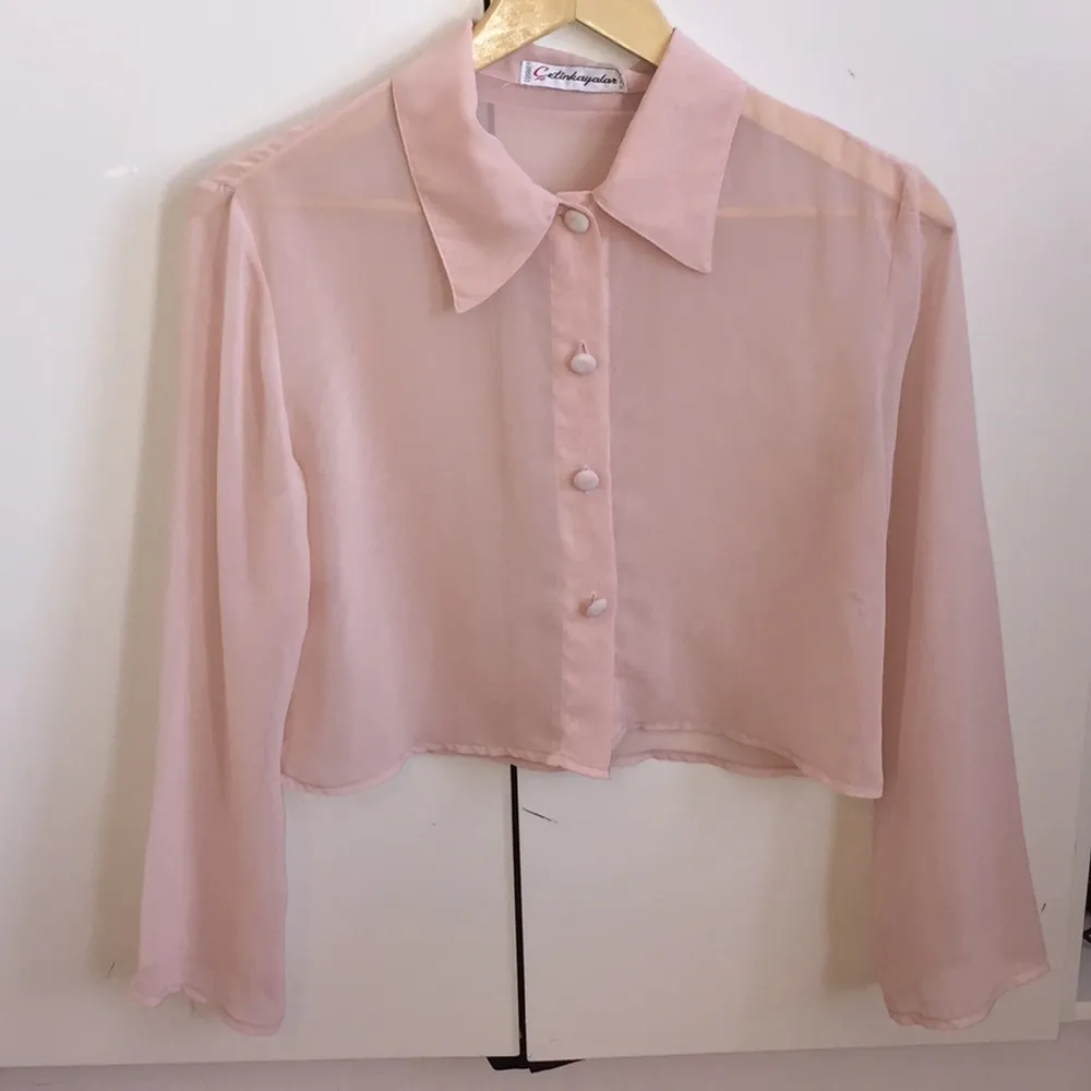 Tunn rosa skjorta av ganska kort modell med retro knappar i rosa/vitrutigt mönster.. Skjortor.