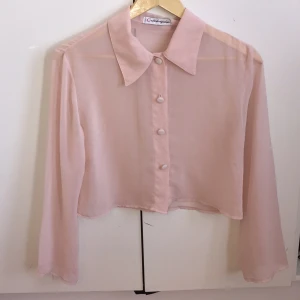  - Tunn rosa skjorta av ganska kort modell med retro knappar i rosa/vitrutigt mönster.