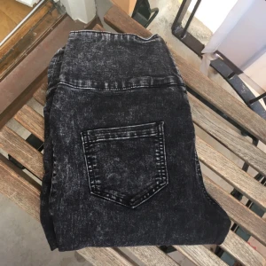  - Svart/grå jeggins i "sliten" stil från Pieces (Vero Moda) säljes, storlek M/L. De är mycket stretchiga. Finns inga fickor fram, bara där bak. Även dragkedjan är bak. Första bilden visar färgen bäst ☺️