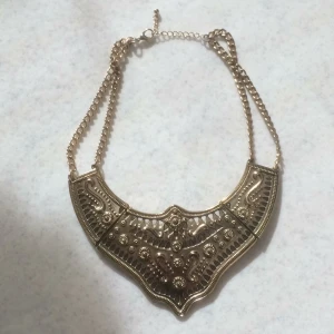  - Halsband i guldig metall.  Fraktar eller möts upp i Stockholm.