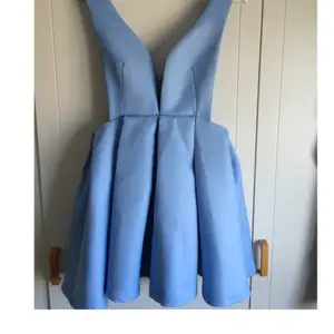 Otroligt fin ljusblå klänning som jag hade på min bal i nian men har ingen användning av den längre! 🎀 Fri frakt! 
