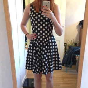  - Prickig klänning med fin passform