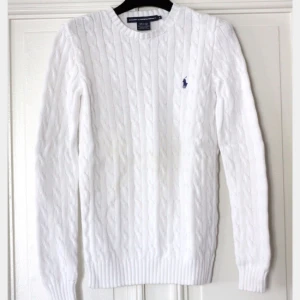  - En vit kabelstickad Ralph Lauren Polo i väldigt bra skick!