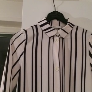Monki - Vit och svartrandig tunnare jacka från Monki.  Använd två gånger. Storlek XS, men är lite over sized. 