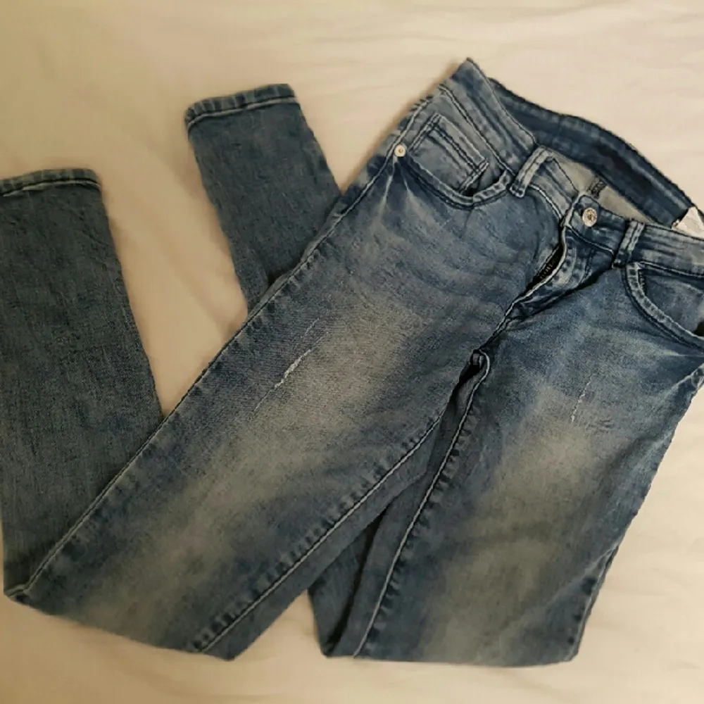 Ett par slim fit jeans från New Yorker. Low/Normal waist. Väl använda men i gott skick. Köparen står för frakt. OBS, katt i hemmet. . Jeans & Byxor.