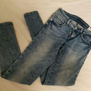 Ett par slim fit jeans från New Yorker. Low/Normal waist. Väl använda men i gott skick. Köparen står för frakt. OBS, katt i hemmet. 