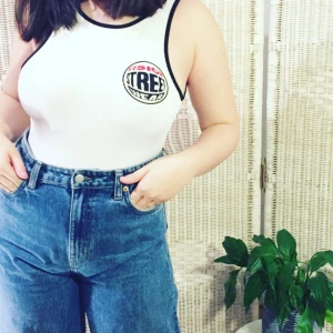  - Sötaste lilla saken coming your way PERFEKT till sommarvärmen !! Vit body med svarta kanter och ett coolt tryck på framsidan. Köpt på FOREVER 21 i NY i somras och knappt använt den tyvärr. Kommer nog passa bättre på någon av era snygga kroppar 💯

❗️Föredrar swish ❗️

FRI FRAKT 💌