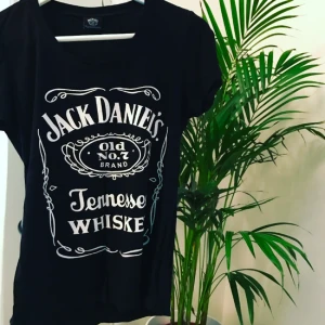  - Svart T-shirt med tryck  Använd fåtal gånger Skönt material, ganska tight