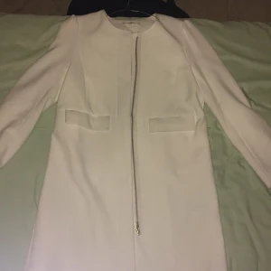  - Knappt använd H&M kappa, köpt för ett år sedan ung. Lite smutsig vid fickorna
