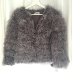  - Mycket fin strutsjacka i blått. Väl använd med fortfarande jätte fint skick. En favorit! 

Storlek onesize

Jag kan gå ner i pris vid snabb affär!
