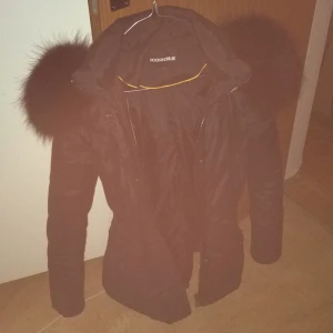  - Helt ny svart Rock & Blue jacka med äkta tvättbjörn päls på i svart! Snygg jacka i storlek 36 som motsvarar S!
Köptes för mindre än en månad sen. Kvitto finns & även tags finns som jag tagit bort. Säljs pga jag köpt en till jacka. 