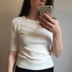  - Stickad tisha, aldrig använd.